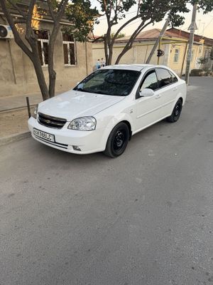 Lasetti 1.8 avtomat sotiladi