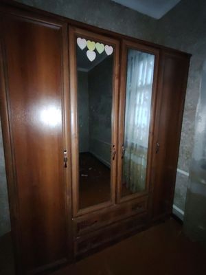 Kiyimlarni joylash uchun shfaner