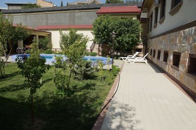 Хороший участок на Луначарской. 80 000 за сотку с готовым домом.