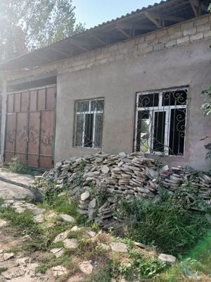 Uy hovli sotiladi