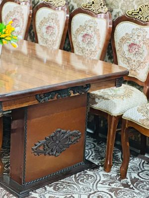 Стол и стулья на 12 персон из орехового дерева.