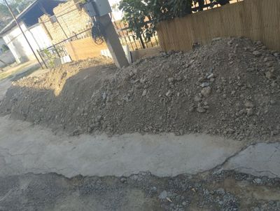 Tuproq va beton parchalari bor