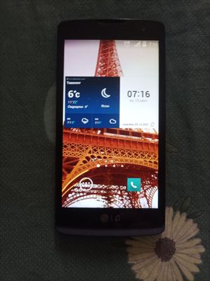 Телефон LG