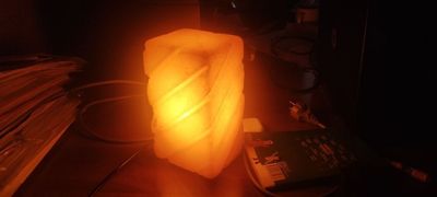 Kon tuzidan yasalgan davolovchi lampa