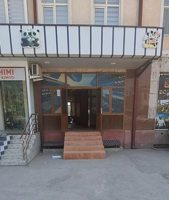 Magazin arendaga beriladi femiliy park oldida yul ustida 1 etaj 5qavat