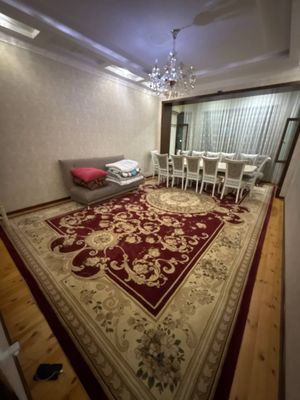 Продаётся 4-комнатная квартира на Ойбеке