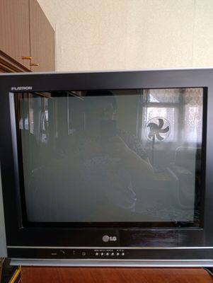 продаю телевизор LG
