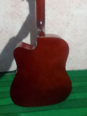 Gitara. Edeal holatda