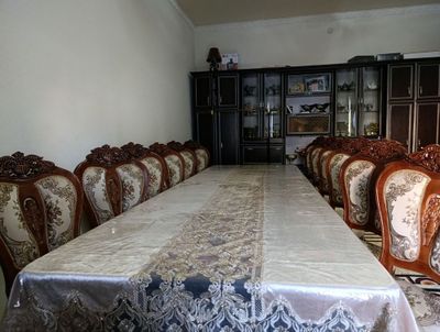 стол ва 12 та стулчаси билан сотилади