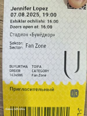 Jeniifer Lopez belit fan zone