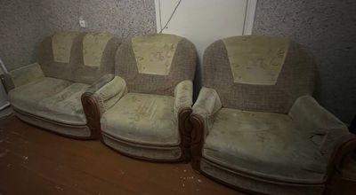 Срочно продается диван с креслами.