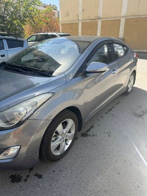 * Hyundai ELANTRA 2012 года механика 1.6 надежная экономичная не дорог