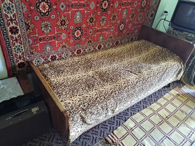 Полированная деревянная кровать (Югославия) на ножках