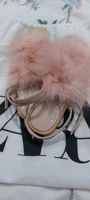 Босоножки ZARA.элегантные с перьями страуса