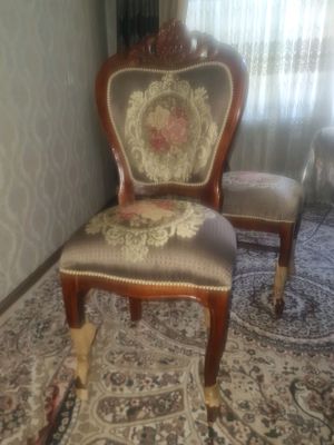 Stul 12 talik sotiladi