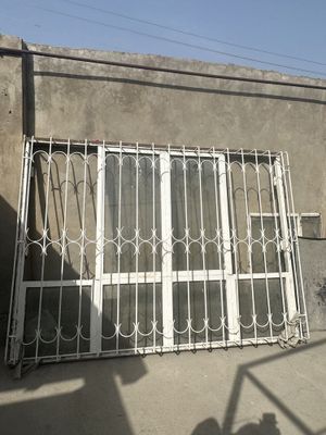 Большая металлическая решётка с окнами