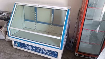 Vitrina xolodilnik