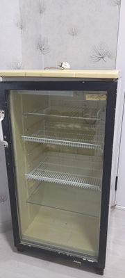 витрина холодильник вхорошем состоянии работает.