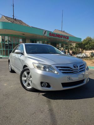 Toyota Camry srochna sotiladi