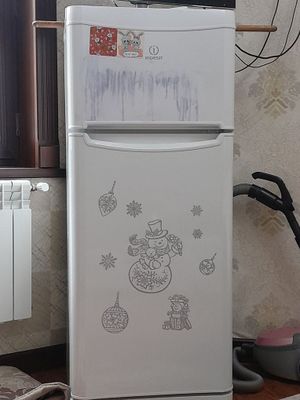 Indesit xolodilnik sotiladi