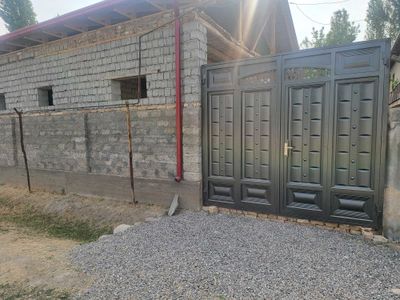 6 sotix,4 xona uy, sotiladi, yuqorichirchiq Jalol tepa maxallasi
