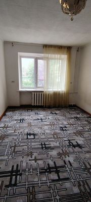 Срочно сдаётся 1 ком квартира в чирчике на гурпарке 2 этаж