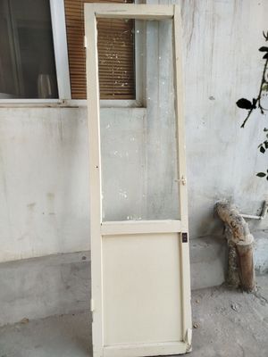 Eshik ramkasi yuq katta oynasi bilan