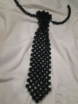 галстук из бусин.