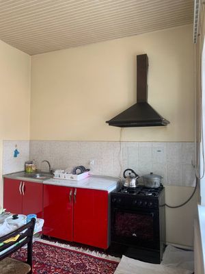 Oshxona shkaf moykasi bilan,gaz plita.
