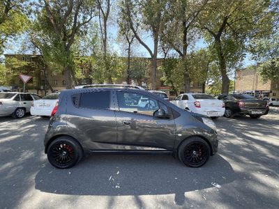 Chevrolet Spark 2020 год выпуска.