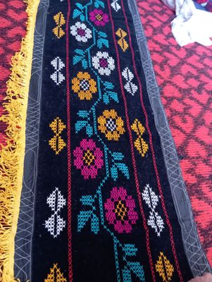 Sotiladi Uzbek milliy kashtalari qo'lda tikilgan