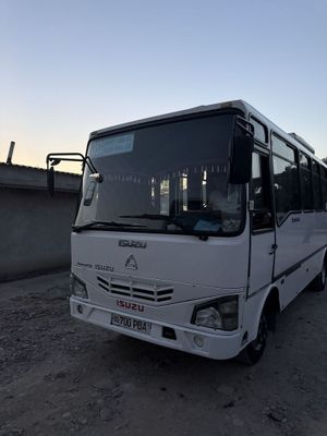 Isuzu np 40 2016