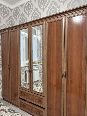 Просторный шкаф для одежды с зеркалами