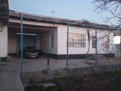 Hovli sotiladi.