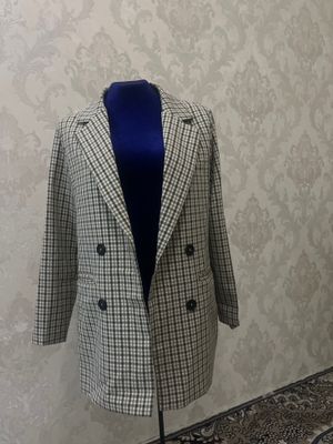 Ayollar va qizlar uchun o’qishga va ishga kostyum