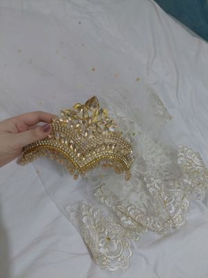 Ansambl ko'ylak,  ichkisi, korona va sarisi bilan