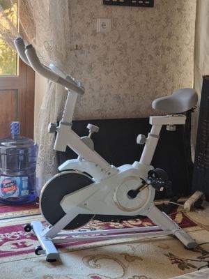 Yangi velo trenajor sotiladi ishlatilmagan kompaktni razmerda