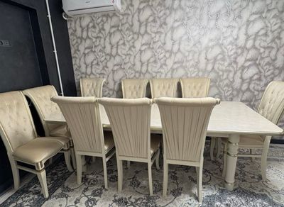 Продам стол со стульями в отличном состоянии.