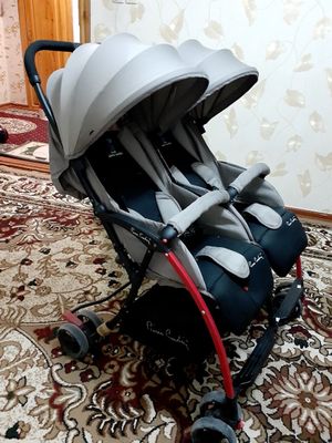 Bolalar kravatchasi va egizak kolyaska