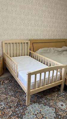 Детская кроватка из натурального дерева