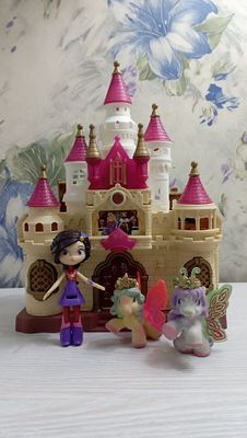 Продаётся музыкальный замок с игрушками.