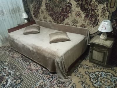 Кровать полуторка с подъёмным механизмом, с местом для хранения вещей.