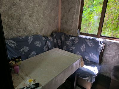 кухонный уголок с столом