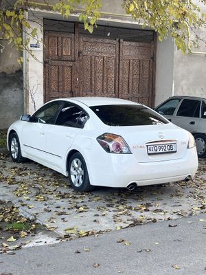 Nissan altima sotiladi holati idal propan gazlari bilan turibdi