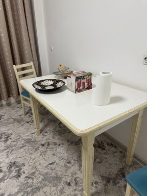 Продается кухоннный стол с 3 стулами