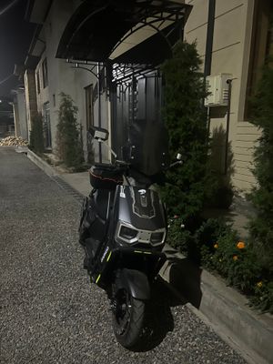 Skuter elektir 57 km yuradi 3 skorisli kaska bor