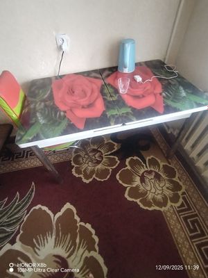 Stol stulari bilan 4 ta stuli bor