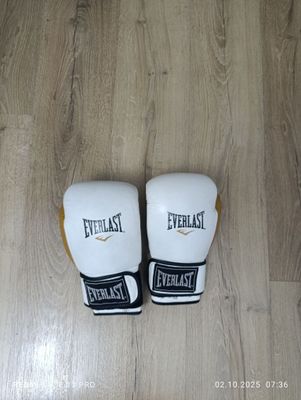 Боксерские перчатки EVERLAST хорошего качества