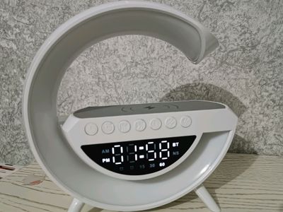 Simsiz zaryadlash va oʻrnatilgan chiroqli kolonka.