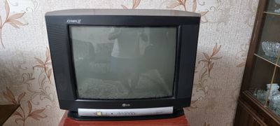 Televizor sotiladi
